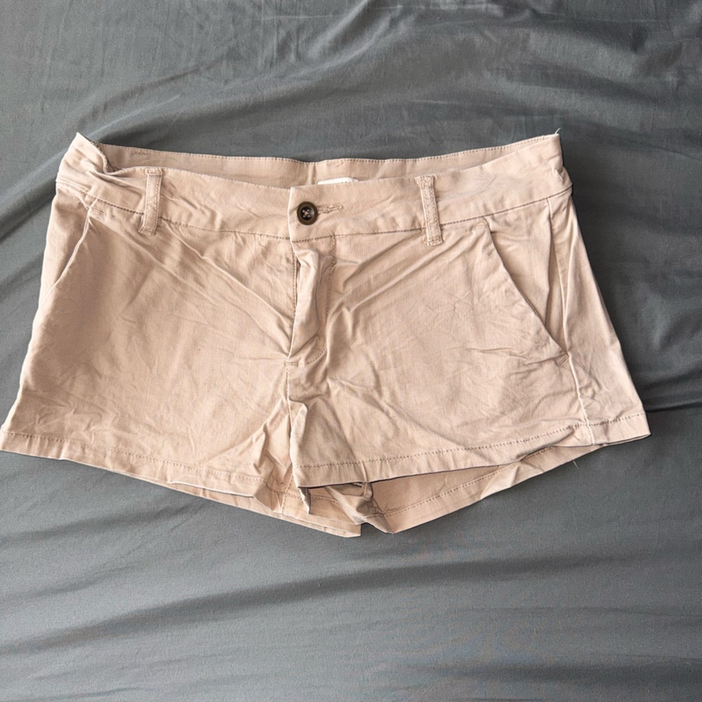🌸Forever 21 Beige Women's low rise Shorts